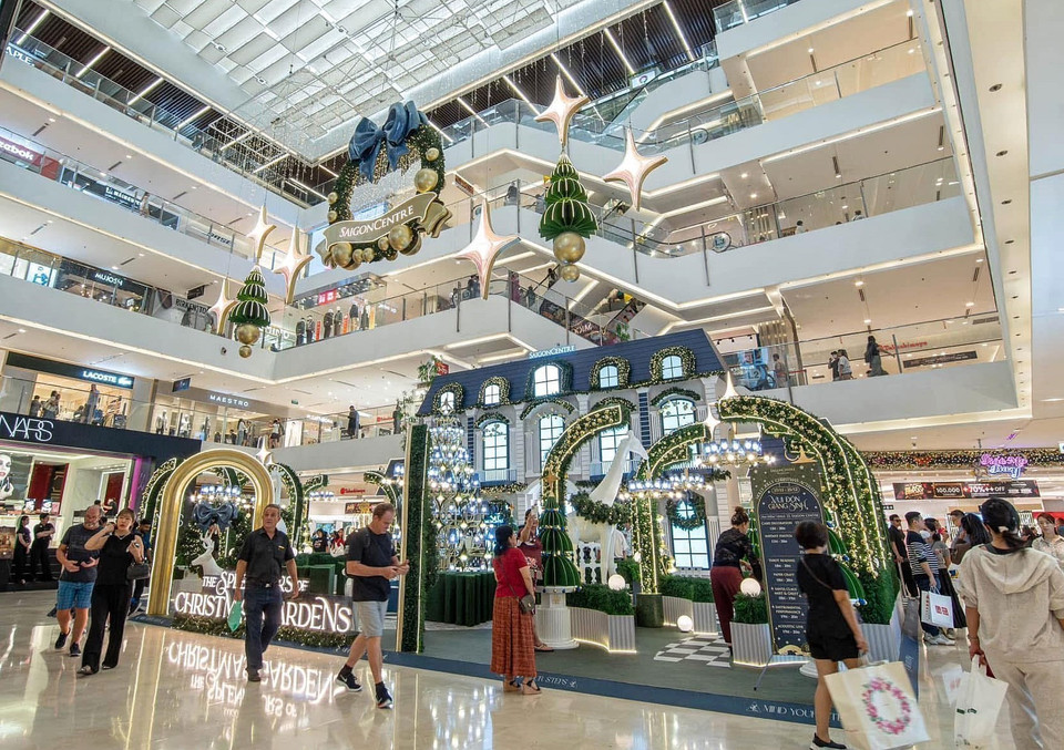 Des foules de gens se rendent dans les centres commerciaux pour prendre des photos et faire des achats pour Noël. Photo : VNA