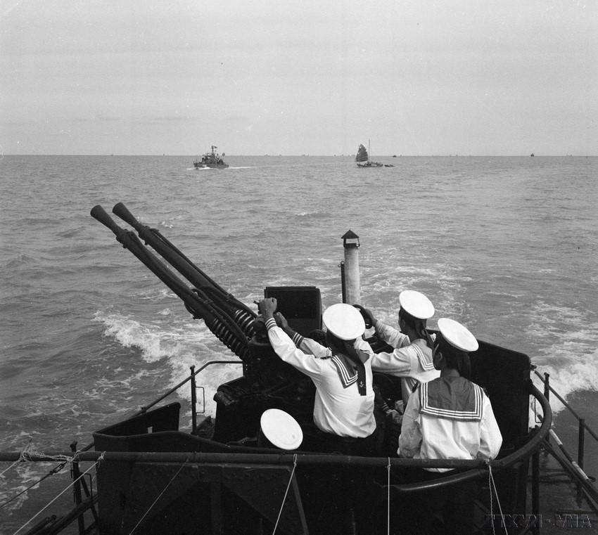 Grâce à leur vigilance et leur détermination à vaincre, lors de la première riposte contre la guerre aéronavale à grande échelle menée par les impérialistes américains au Nord, l’escadron 111, région côtière 1 de la Marine populaire du Vietnam, a infligé de lourdes pertes à l’aviation américaine. Photo : VNA