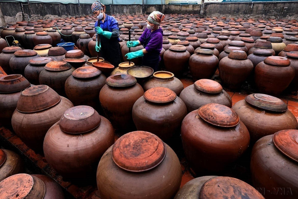 Les habitants du village de Ban, commune de Yen Nhan, district de My Hao, province de Hung Yen, perpétuent la fabrication traditionnelle de sauce soja, un savoir-faire ancestral capturé par les objectifs des photojournalistes. Ces images témoignent de la préservation d'un patrimoine culturel et gastronomique précieux. Photo : VNA