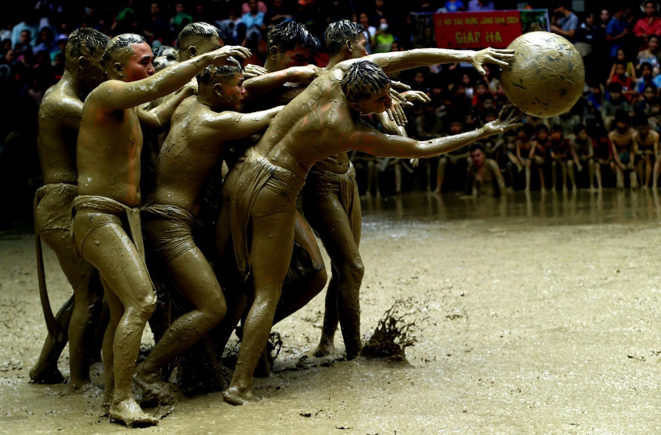 La photographie, en tant qu'art et outil de communication, joue un rôle essentiel dans la promotion de l'image du Vietnam et de certaines de ses traditions uniques au monde, par exemple la fête de lutte pour la boule en terrain boueux. Photo : VNA