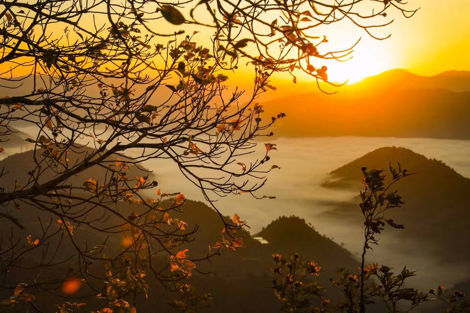 Lever de soleil poétique au col de Keo Lom. Photo : VNA