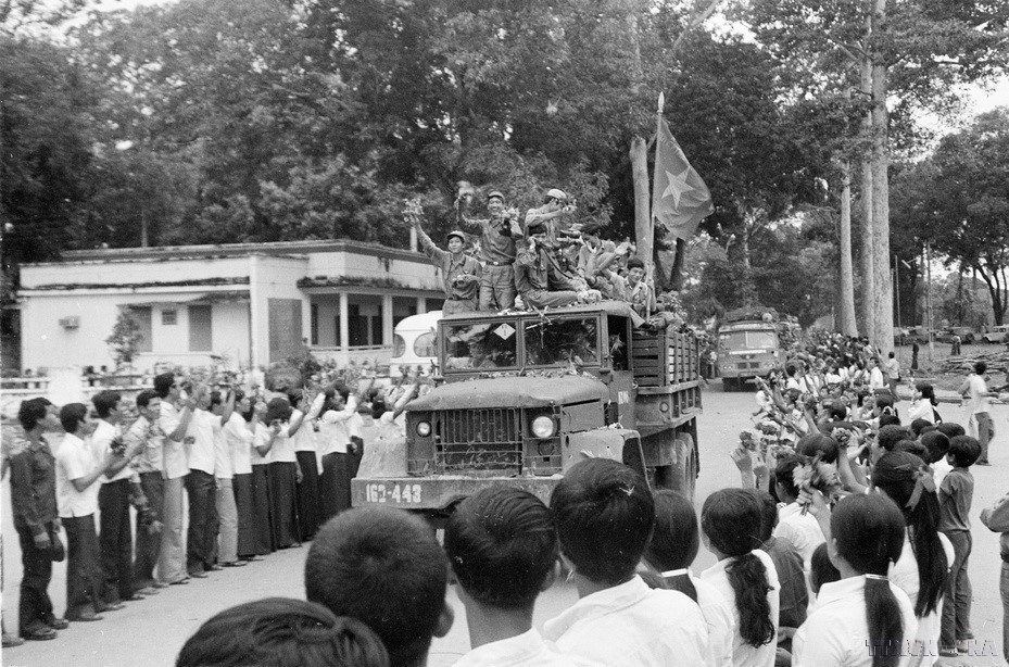 En 1982, des enfants cambodgiens font leurs adieux touchants aux soldats volontaires vietnamiens, de retour au pays après l’accomplissement de leur mission internationale. Photo : VNA