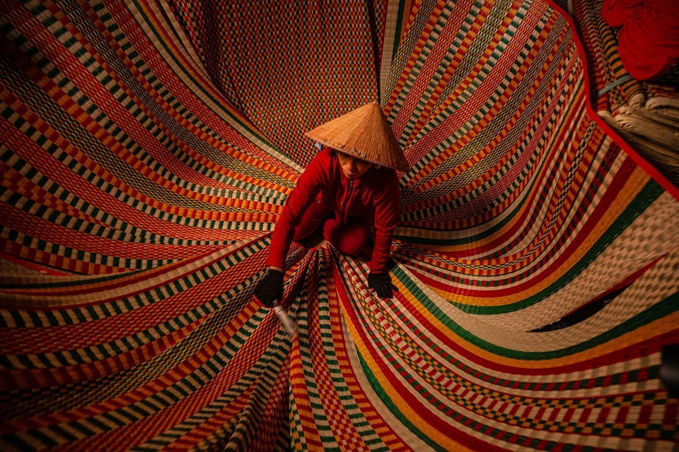 Depuis des générations, les nattes en paille font partie intégrante de la vie quotidienne des habitants locaux. Photo : VNA
