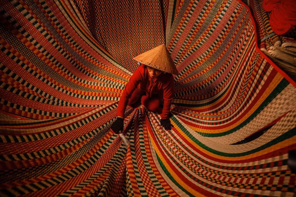 Depuis des générations, les nattes en paille font partie intégrante de la vie quotidienne des habitants locaux. Photo : VNA