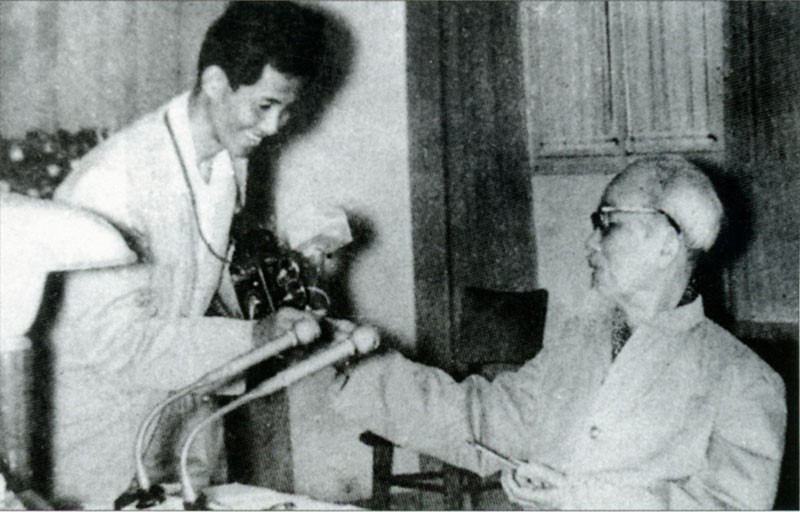 Le Président Hô Chi Minh offrit une cigarette à Lâm Hông Long, journaliste auteur de la célèbre photo « Bác bắt nhịp Bài ca Kết Đoàn » (L’Oncle Ho donna le signal du chant "La Chanson de l’unité").
