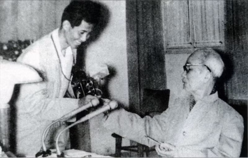 Le Président Hô Chi Minh offrit une cigarette à Lâm Hông Long, journaliste auteur de la célèbre photo « Bác bắt nhịp Bài ca Kết Đoàn » (L’Oncle Ho donna le signal du chant "La Chanson de l’unité").