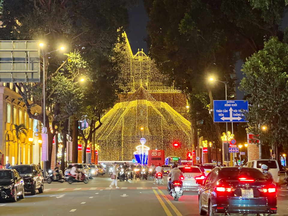 Les routes autour de la cathédrale Notre-Dame sont illuminées, scintillantes et magiques la nuit. Photo : VNA