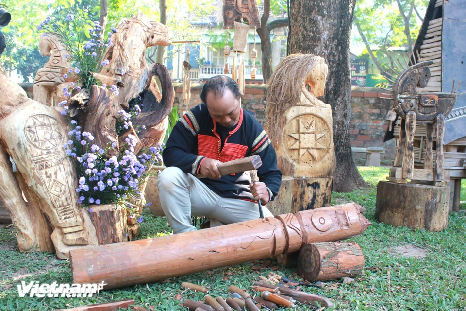 Les artisans du Tay Nguyen n’apprennent pas l’art de la sculpture dans des écoles spécialisées, mais principalement par la transmission de savoirs ancestraux. Chaque œuvre présente ainsi des traits sculptés uniques et singuliers.Photo : Vietnam+