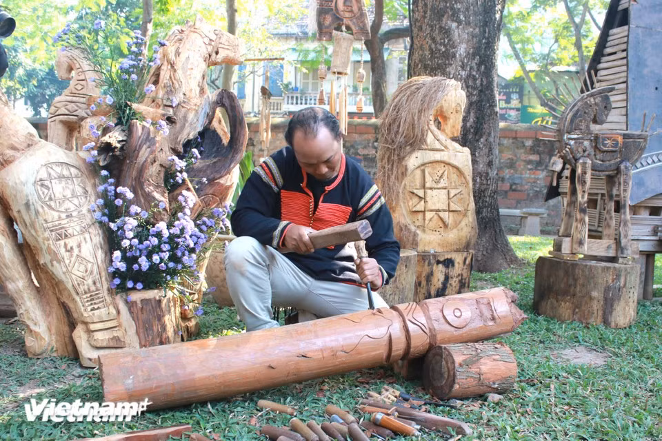 Les artisans du Tay Nguyen n’apprennent pas l’art de la sculpture dans des écoles spécialisées, mais principalement par la transmission de savoirs ancestraux. Chaque œuvre présente ainsi des traits sculptés uniques et singuliers.Photo : Vietnam+