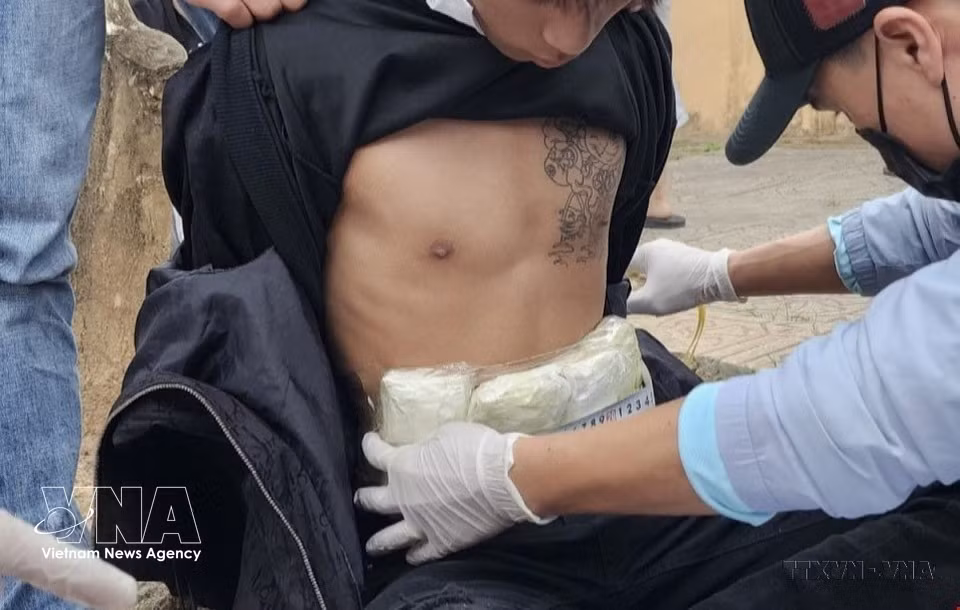 La police de la province de Quang Tri (Centre) a appréhendé deux individus en possession de près de 12 000 comprimés soupçonnés d'être de la méthamphétamine de synthèse (2024). Photo : VNA