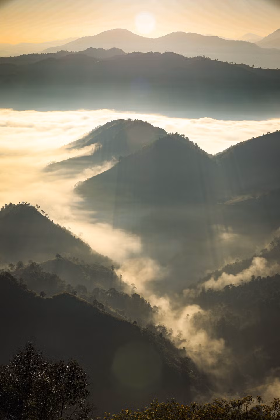 Nuages ​​et montagnes composent un tableau naturel magique chaque matin. Photo : VNA