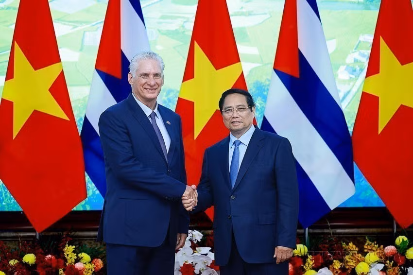 Le Premier ministre Pham Minh Chinh (droite) rencontre Miguel Díaz-Canel Bermúdez, Premier secrétaire du Comité central du Parti communiste cubain et président de Cuba (Hanoï, 2 septembre 2025).