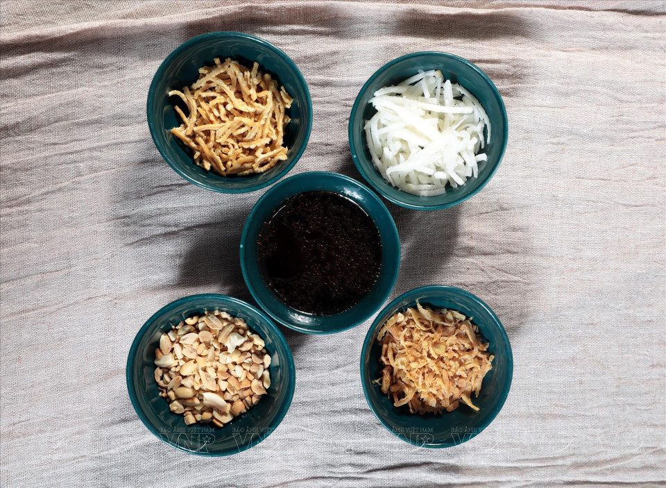 Des cacahuètes, des oignons séchés, de la sauce soja et de l'huile de cuisson sont utilisés pour ce plat. Photo: VNA
