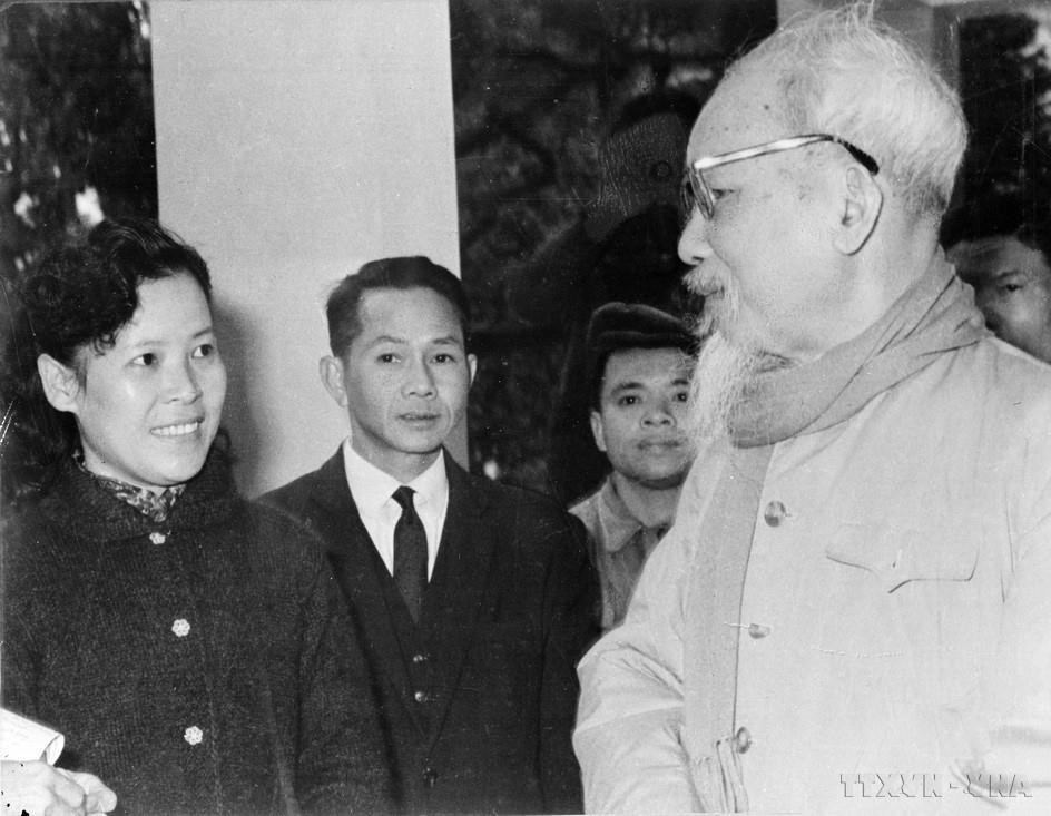 Le Président Hô Chi Minh donna des conseils à la journaliste Tuê Oanh de la VNA sur la rédaction d’un article lors de la couverture des élections de la 3e législature de l’Assemblée nationale (26 avril 1964).