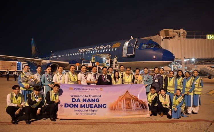 Cérémonie d'ouverture d'une ligne aérienne direct de l'aéroport international Don Mueang de Bangkok (Thaïlande) à l'aéroport international de Da Nang (Hanoï) par Vietnam Airlines, le 29 novembre 2023. Photo : VNA