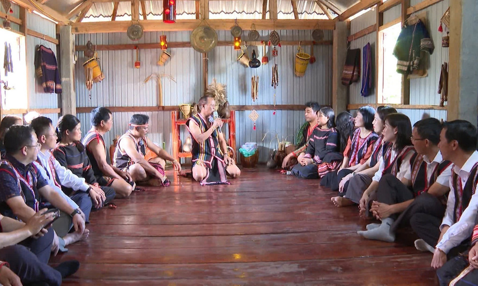Le maître de cérémonie accomplit les rituels traditionnels lors de la demande en mariage des Jrai, dans la province de Gia Lai. Photo : VNA