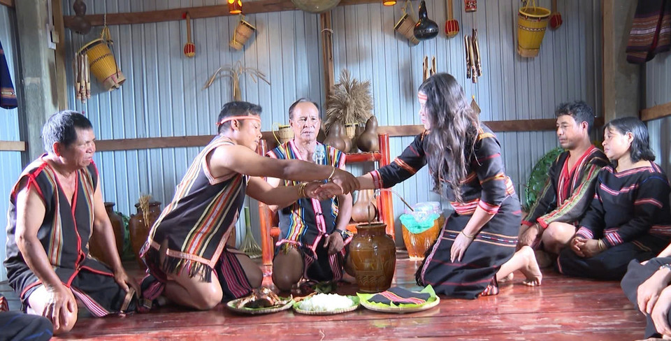 Le rituel du port des anneaux de fiançailles en bronze, symbolisant la promesse éternelle du couple, lors de la demande en mariage de l’ethnie Jrai, dans la province de Gia Lai. Photo : VNA