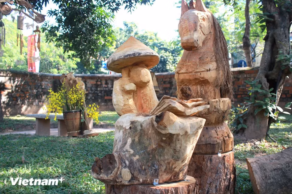 Afin de s’accorder avec l’atmosphère savante du Temple de la Littérature, les artistes ont également créé des œuvres originales telles qu’une jument et son poulain lisant un livre, un cheval ayant réussi les examens impériaux ou encore un cheval surveillant une épreuve. Photo : Vietnam+