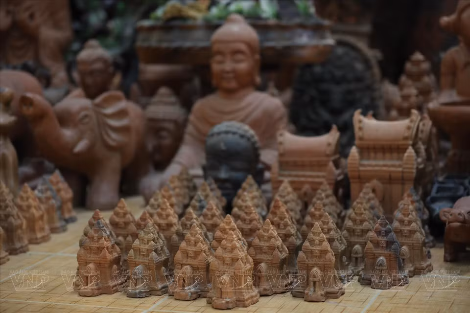 Bàu Truc, bien plus qu'un village de potiers, est un patrimoine culturel vivant où les traditions ancestrales s'épanouissent au cœur de la modernité. Chaque poterie y est une œuvre d'art, l'écho de l'identité et des traditions du peuple Cham. Photo: VNA