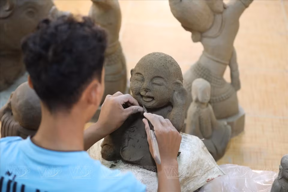 Chaque pièce de poterie créée à Bàu Truc transcende sa fonction utilitaire pour devenir une véritable œuvre d'art, porteuse de valeurs culturelles profondes. Photo: VNA