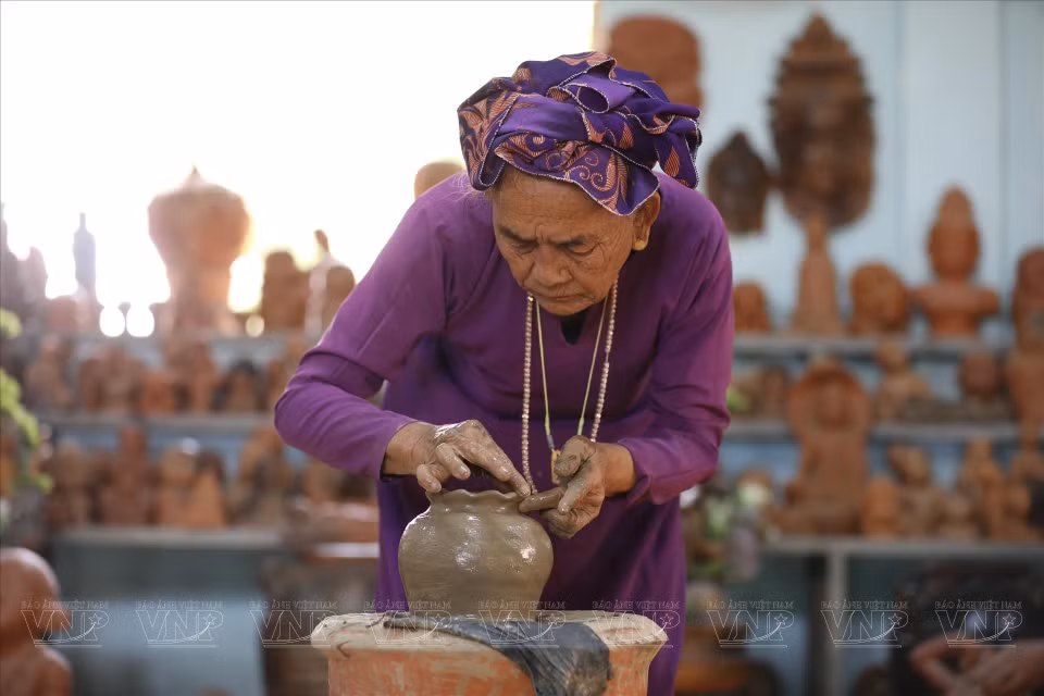 Le processus de production est un véritable art ancestral, transmis de génération en génération. Chaque étape, du pétrissage de l'argile au façonnage délicat, en passant par la décoration minutieuse et la cuisson maîtrisée, est réalisée avec une précision et un savoir-faire exceptionnels par les artisans Cham. Photo: VNA
