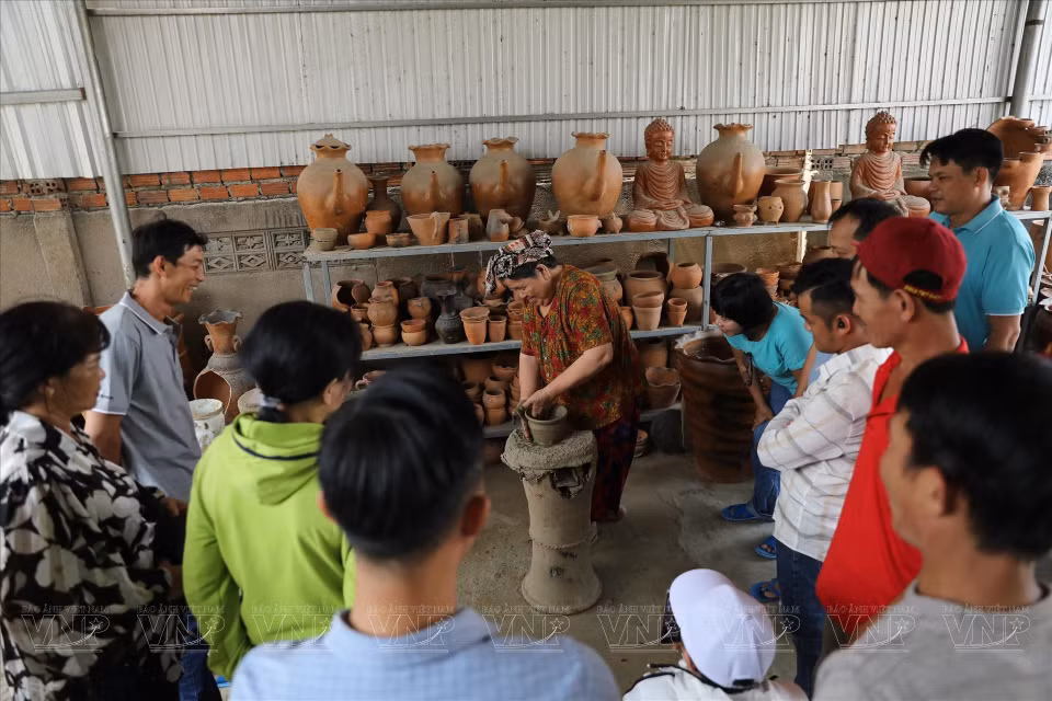 Ces dernières années, le village de poterie de Bàu Truc s'est ouvert au tourisme culturel. Les visiteurs peuvent désormais acquérir des poteries uniques, mais aussi s'immerger dans le processus de production traditionnel et découvrir la richesse de la culture Cham. Photo: VNA