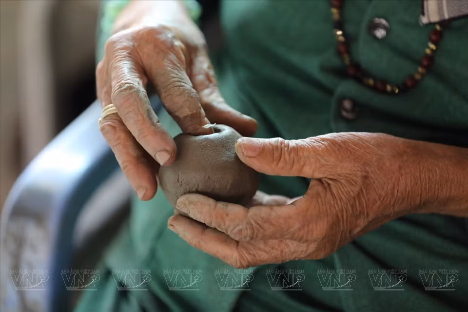 La poterie de Bàu Truc, malgré son héritage ancestral, est confrontée à des défis majeurs : le vieillissement des artisans, l'augmentation des coûts de production et la concurrence des produits céramiques industriels menacent sa pérennité. Photo: VNA