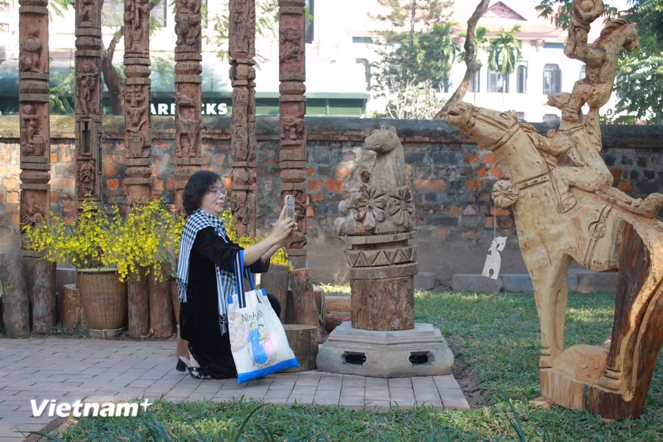 La série de sculptures en bois a été réalisée par le chercheur en culture du Tay Nguyen Dang Minh Tam, en collaboration avec de nombreux élèves et étudiants de différentes écoles de la ville de Da Lat. Les œuvres s’inspirent de la tradition esthétique de la sculpture funéraire sur bois des peuples du Tay Nguyen, tout en intégrant une dimension artistique contemporaine. Photo : Vietnam+