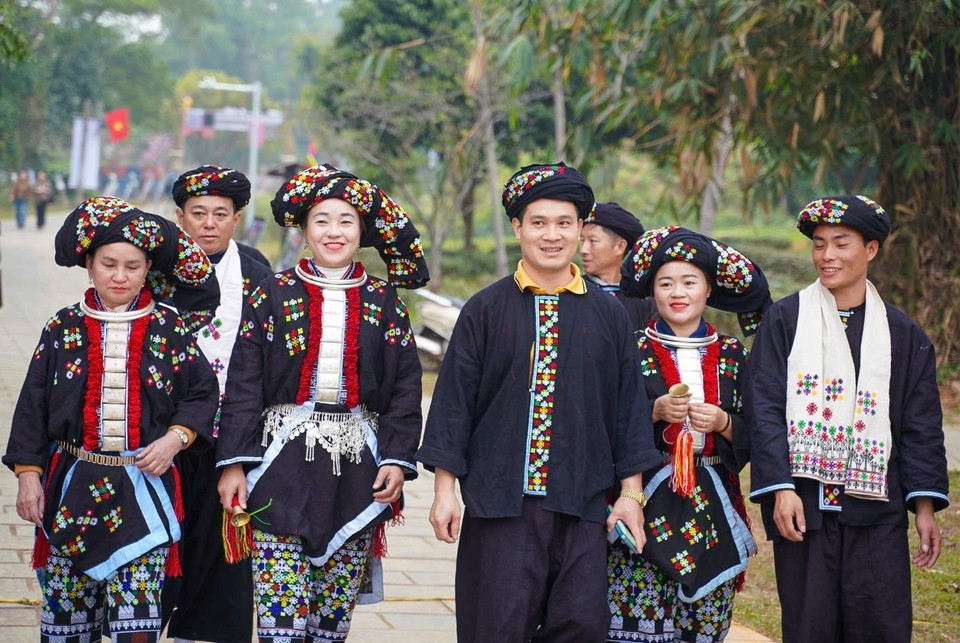 Les Dao Tien, tout en restant attachées à leurs traditions, ont intégré d'autres vêtements dans leur quotidien, ne réservant plus leurs costumes traditionnels qu'aux événements les plus importants. Photo : VNA