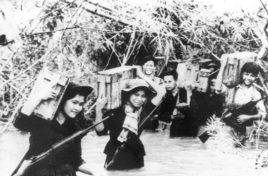 Sur les champs de bataille du Sud, les forces armées vietnamiennes ont mené une lutte acharnée contre l'impérialisme américain. Face à un ennemi puissant et déterminé, elles n'ont jamais fléchi, faisant preuve d'un courage et d'un dévouement exemplaires. Photo : archives de la VNA