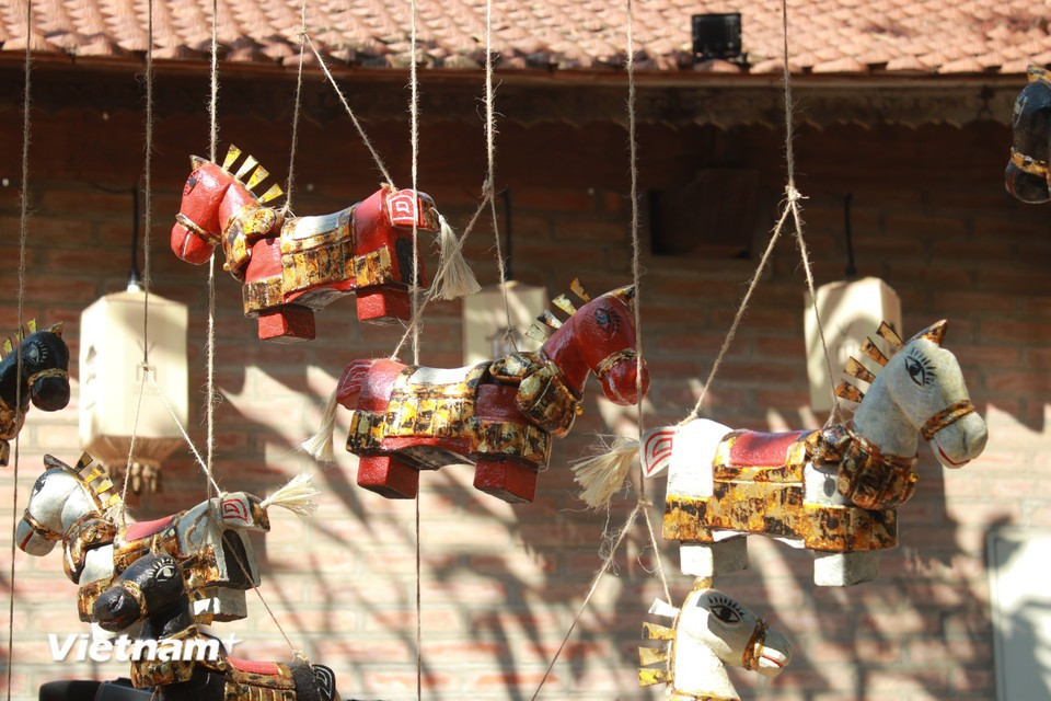 L’espace d’exposition, riche en couleurs, crée un contraste visuel avec les sculptures en bois brut inspirées de la culture du Tay Nguyen, mettant encore un peu plus en valeur l’identité de chaque série d’œuvres. Photo : Vietnam+