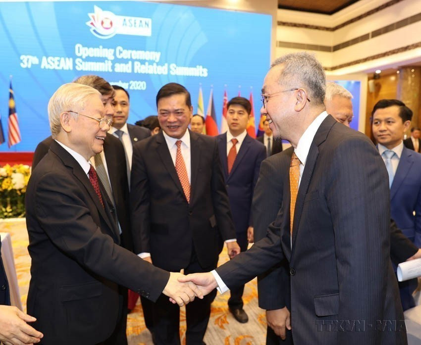 Depuis le début du Renouveau, le Vietnam manifeste toujours sa volonté d'être ami avec tous les pays et est toujours prêt à accomplir des missions internationales. Sur la photo : le secrétaire général du Parti et président de la République, Nguyên Phu Trong (gauche), aux côtés des délégués, lors de la séance d’ouverture du 37ᵉ Sommet de l’ASEAN et des sommets connexes, organisés en ligne depuis Hanoï, le matin du 12 novembre 2020. Photo : VNA