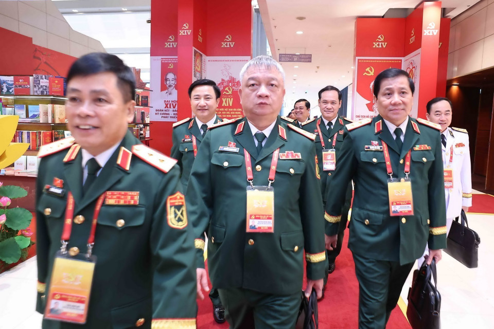 Les délégués arrivent à la séance d’ouverture du 14ᵉ Congrès national du Parti. Photo : VNA