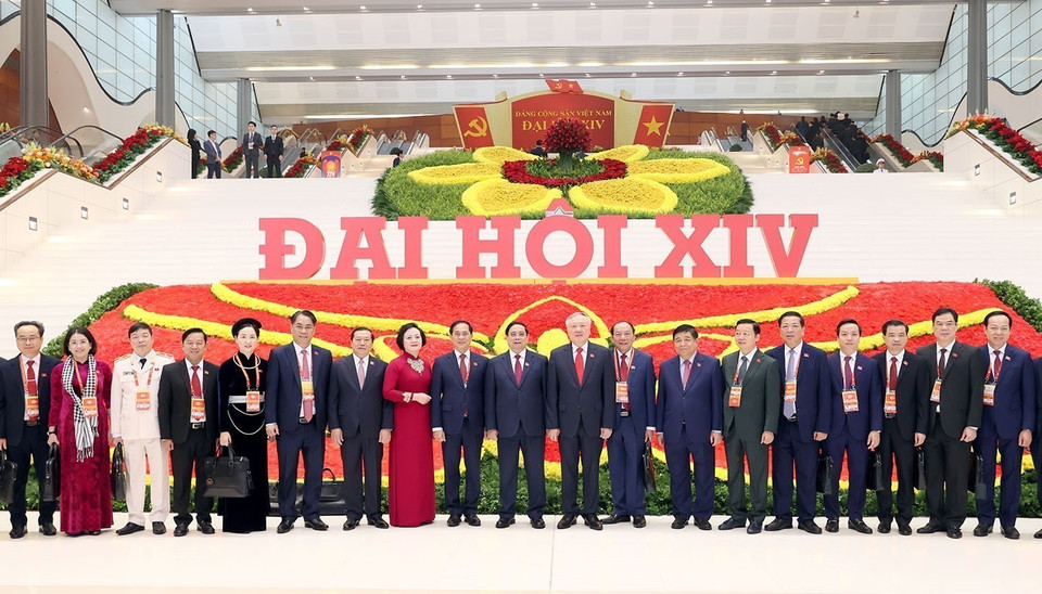 Les délégués prennent des photos avant l'ouverture du 14ᵉ Congrès national du Parti. Photo : VNA