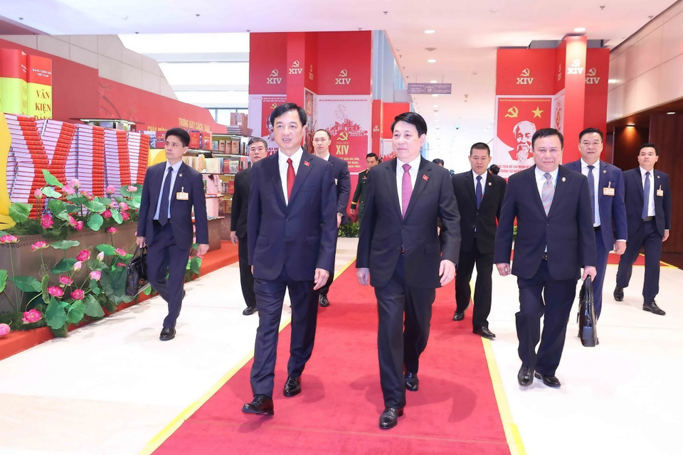Le président Luong Cuong et les délégués arrivent à la séance d’ouverture du 14ᵉ Congrès national du Parti. Photo : VNA