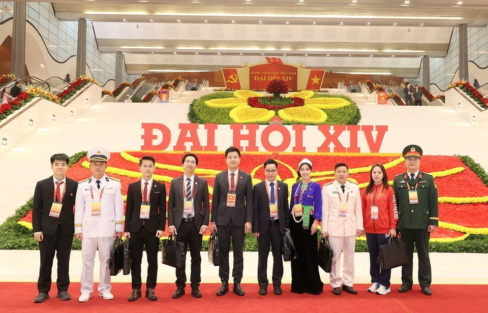 Les délégués prennent des photos avant l'ouverture du 14ᵉ Congrès national du Parti. Photo : VNA