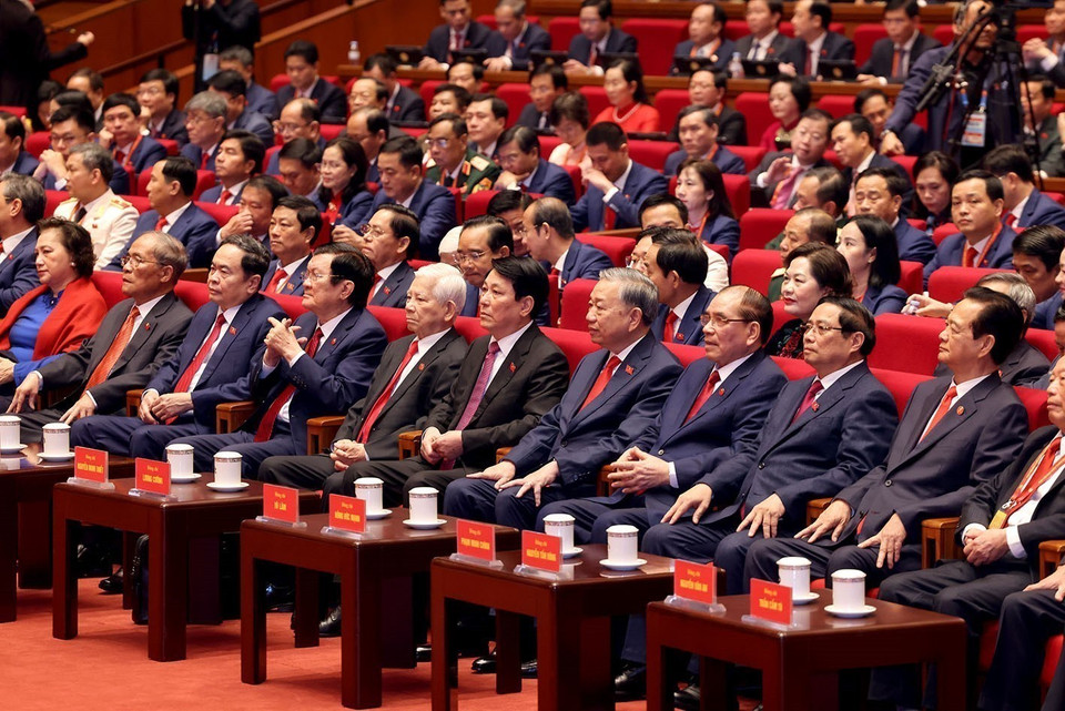 Des dirigeants du Parti et de l'État, ainsi que d'anciens dirigeants, assistent à la séance d'ouverture du 14e Congrès national du Parti. Photo : VNA.