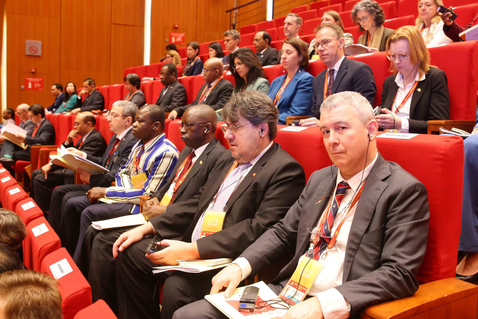 Une délégation d'invités internationaux assiste à la séance d'ouverture. Photo : VNA