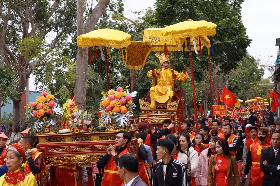 Cérémonie de la « procession du Roi » de la maison communale du village au temple de Sai. Photo: VNA