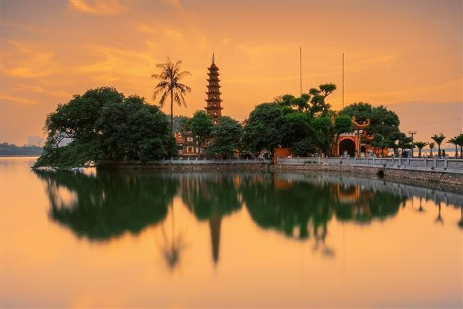 La pagode Trân Quôc au crépuscule d’automne. Photo: VNA