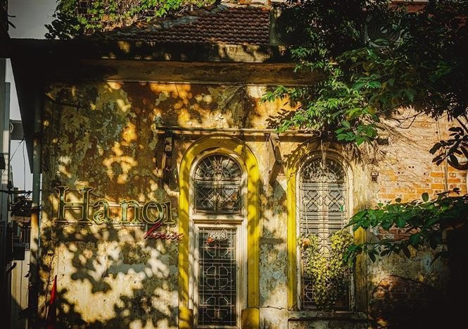 Les maisons et arbres se parent d’un manteau nouveau, celui de l’automne, délicat et apaisant, qui éveille la nostalgie et l’émotion. Photo: VNA