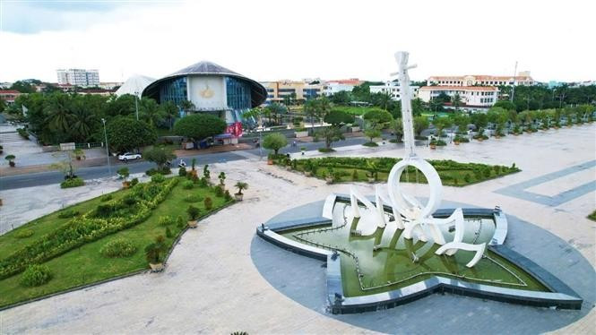 Au cœur du quartier de Bac Liêu, la place Hùng Vuong attire les visiteurs par son atmosphère animée. Elle accueille tout au long de l’année de nombreuses manifestations culturelles et artistiques. Photo : VNA