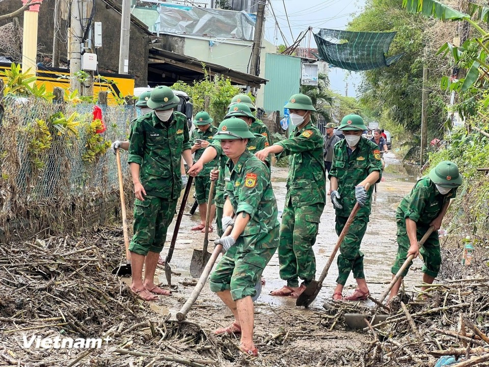 Les gardes-frontières nettoient les routes et les maisons après les inondations. Photo : Vietnam+