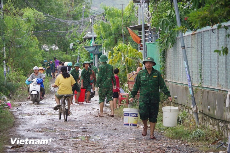 Le poste de garde-frontière du port de Nha Trang a également collaboré avec les forces locales pour nettoyer la boue, évacuer les déchets et déboucher les égouts après les inondations. Photo : VNA