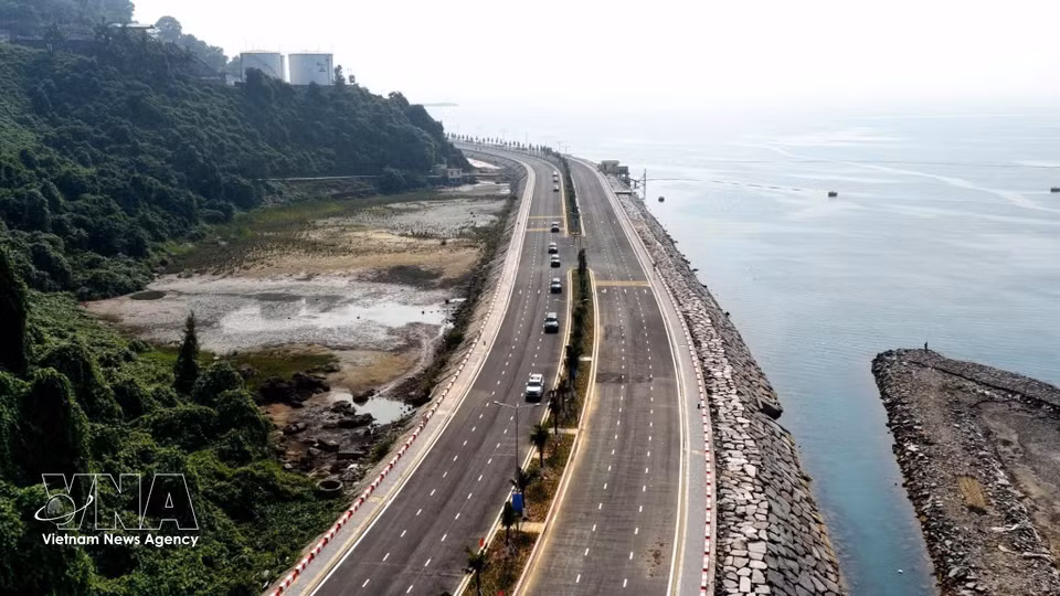 La route côtière reliant le port de Lien Chieu, dont la construction a débuté en septembre 2023 avec un investissement total de plus de 1 200 milliards de dongs, mesure près de trois km de long, 30 m de large et compte six voies.