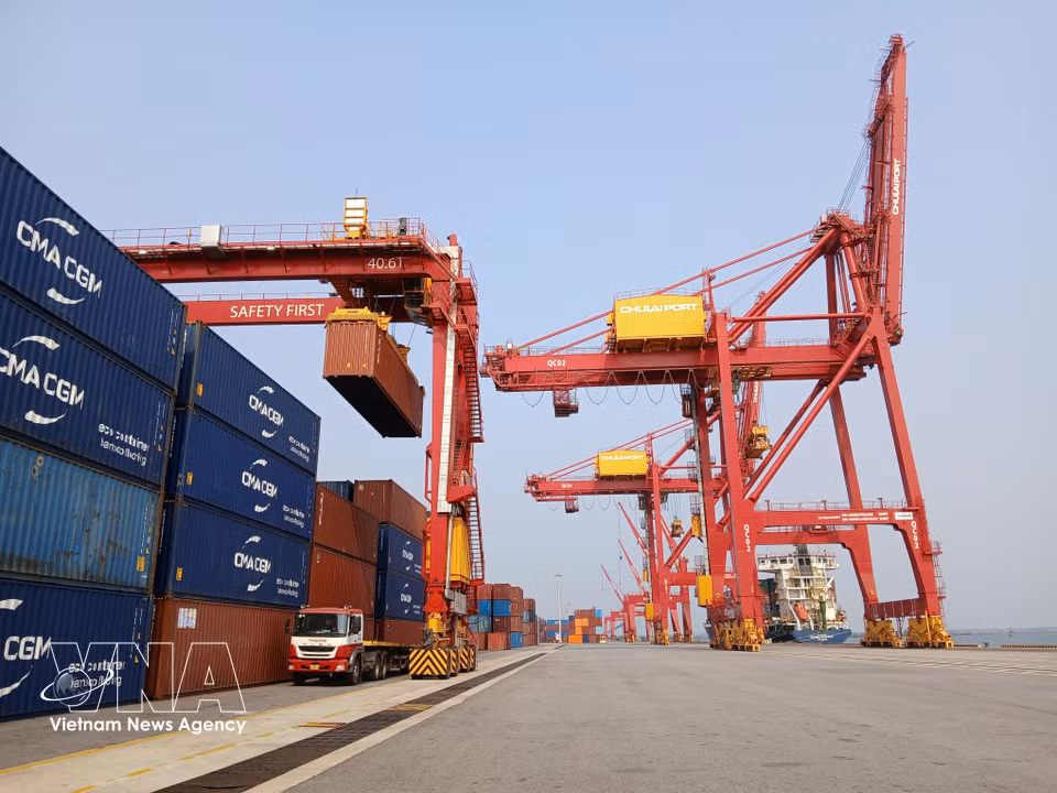 Le terminal du port international de Chu Lai, d'une capacité de 50 000 tonnes, est doté d'installations modernes permettant une manutention rapide des marchandises.