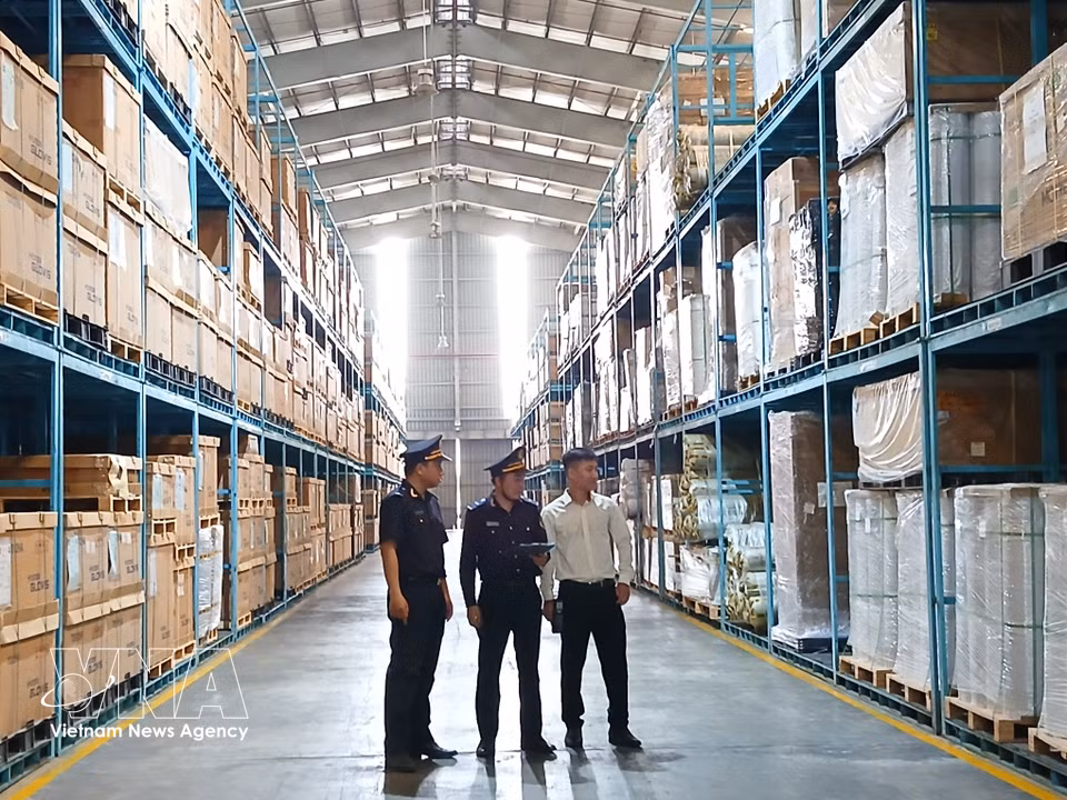 Les douanes du poste frontière du port de Ky Ha, en coordination avec la Sarl de Port international de Chu Lai, inspectent les marchandises entrant dans les entrepôts du port international de Chu Lai.