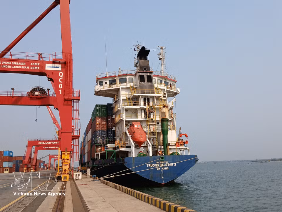 Navires de charge au port international de Chu Lai.