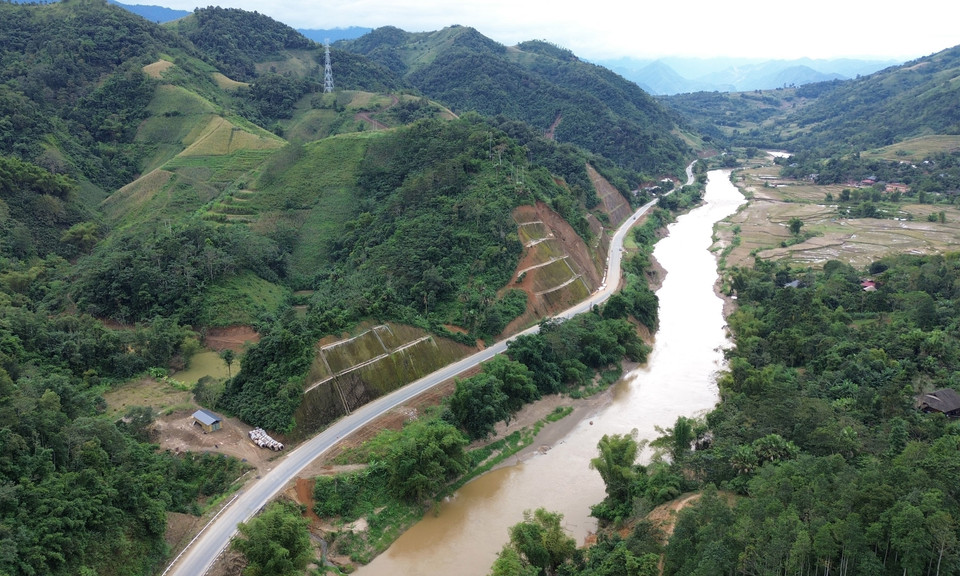 Ce projet d'infrastructure stratégique complètera le réseau routier de la région du Nord-Ouest. Photo: VNA