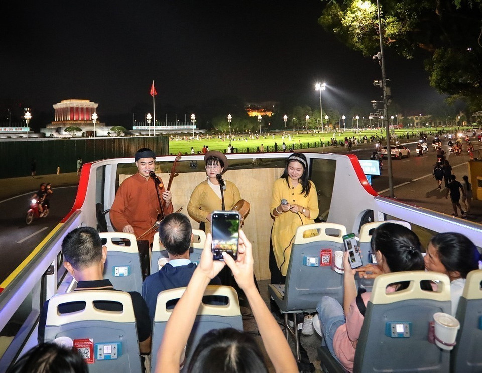 Le bus passe devant le mausolée du Président Hô Chi Minh. Photo : VNA